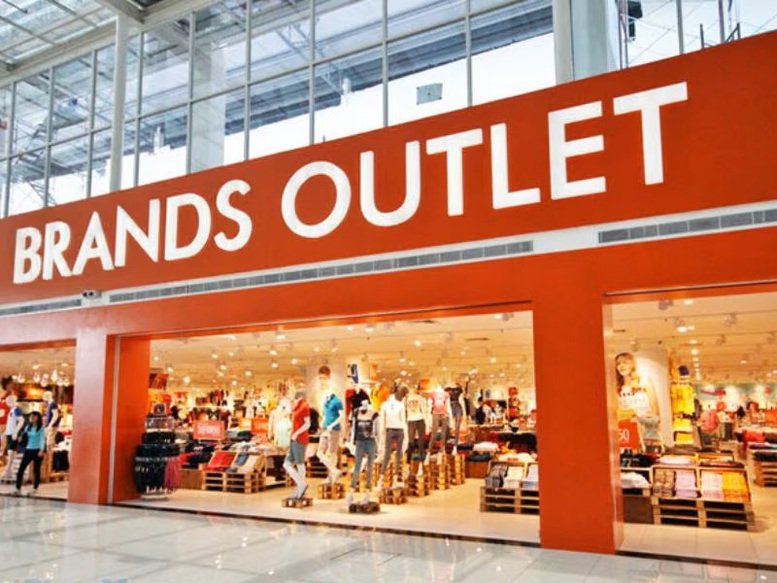Outlet l&agrave; m&ocirc; h&igrave;nh b&aacute;n lẻ tập trung c&aacute;c thương hiệu, tại đ&oacute; nh&agrave; sản xuất hay nh&agrave; ph&acirc;n phối b&aacute;n h&agrave;ng trực tiếp đến tay người ti&ecirc;u d&ugrave;ng với mức gi&aacute; ph&ugrave; hợp - Ảnh minh họa
