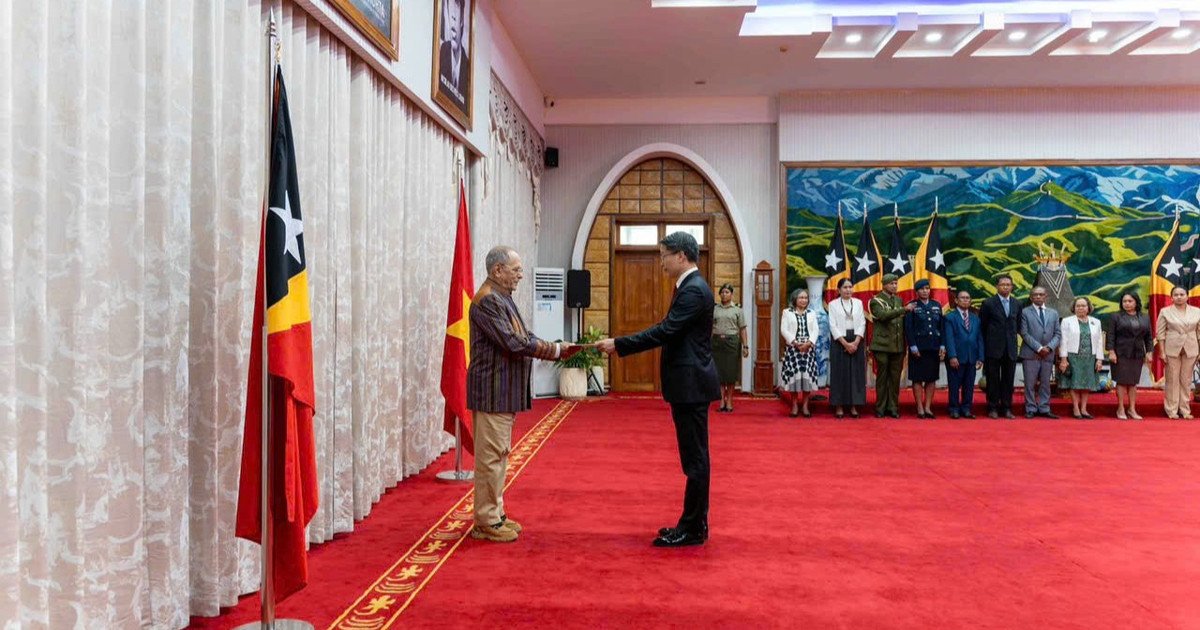Đại sứ Phạm Bình Đàm trình Quốc thư lên Tổng thống Timor-Leste José Ramos-Horta. (Ảnh: Đại sứ quán Việt Nam tại Timor-Leste) Đại sứ Phạm Bình Đàm trình Quốc thư lên Tổng thống Timor-Leste José Ramos-Horta. (Ảnh: Đại sứ quán Việt Nam tại Timor-Leste)