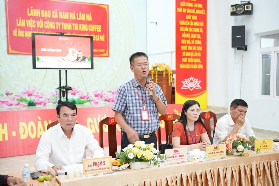 &Ocirc;ng Trương Quốc Kh&aacute;nh, B&iacute; thư Đảng ủy, Chủ tịch HĐND x&atilde; ph&aacute;t biểu tại hội nghị.