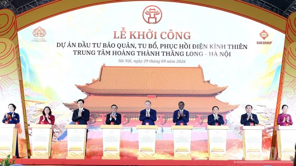 Tổng Bí thư, Chủ tịch nước Tô Lâm và các đại biểu thực hiện nghi thức khởi công Dự án đầu tư bảo quản, tu bổ, phục hồi Điện Kính Thiên. (Ảnh: ĐĂNG KHOA)