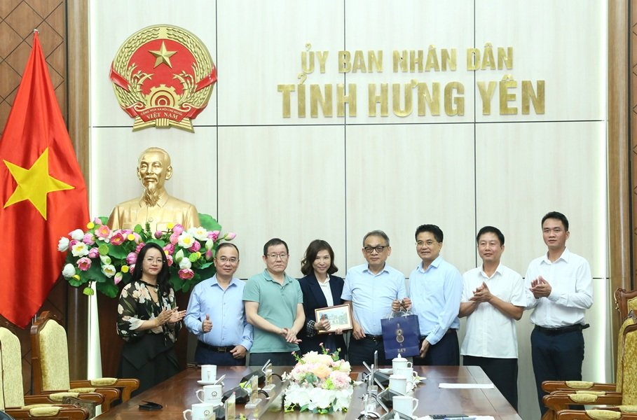 Phó Chủ tịch UBND tỉnh Lê Quang Hòa cùng các đại biểu chụp ảnh lưu niệm sau buổi làm việc. Ảnh Tấn Đạt Phó Chủ tịch UBND tỉnh Lê Quang Hòa cùng các đại biểu chụp ảnh lưu niệm sau buổi làm việc. Ảnh Tấn Đạt