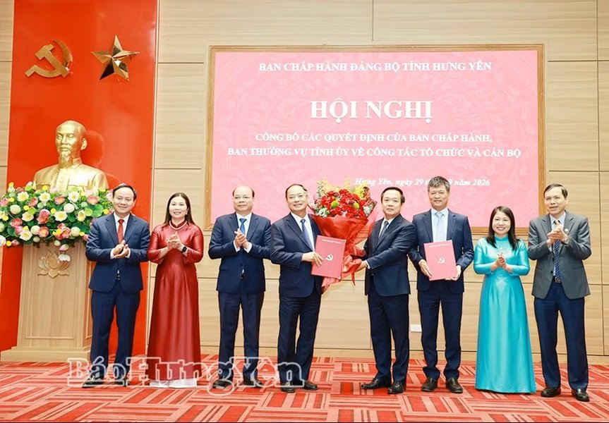 Ủy vi&ecirc;n Ban Chấp h&agrave;nh Trung ương Đảng, B&iacute; thư Tỉnh ủy Hưng Y&ecirc;n Phạm Quang Ngọc trao quyết định v&agrave; tặng hoa ch&uacute;c mừng Đảng bộ HĐND tỉnh. Ảnh: B&aacute;o Hưng Y&ecirc;n.