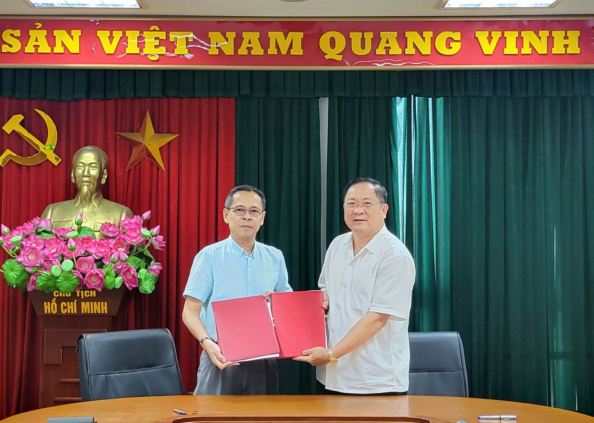 Đồng ch&iacute; L&ecirc; Thanh Hải (b&igrave;a tr&aacute;i) b&agrave;n giao c&ocirc;ng t&aacute;c, nhiệm vụ với Đại t&aacute; Trần Đức Đ&ocirc;ng. Ảnh: bcd389.gov.vn