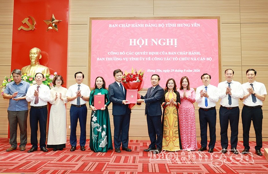 Chủ tịch UBND tỉnh Hưng Y&ecirc;n tặng hoa ch&uacute;c mừng Đảng bộ MTTQ Việt Nam, c&aacute;c đo&agrave;n thể tỉnh.