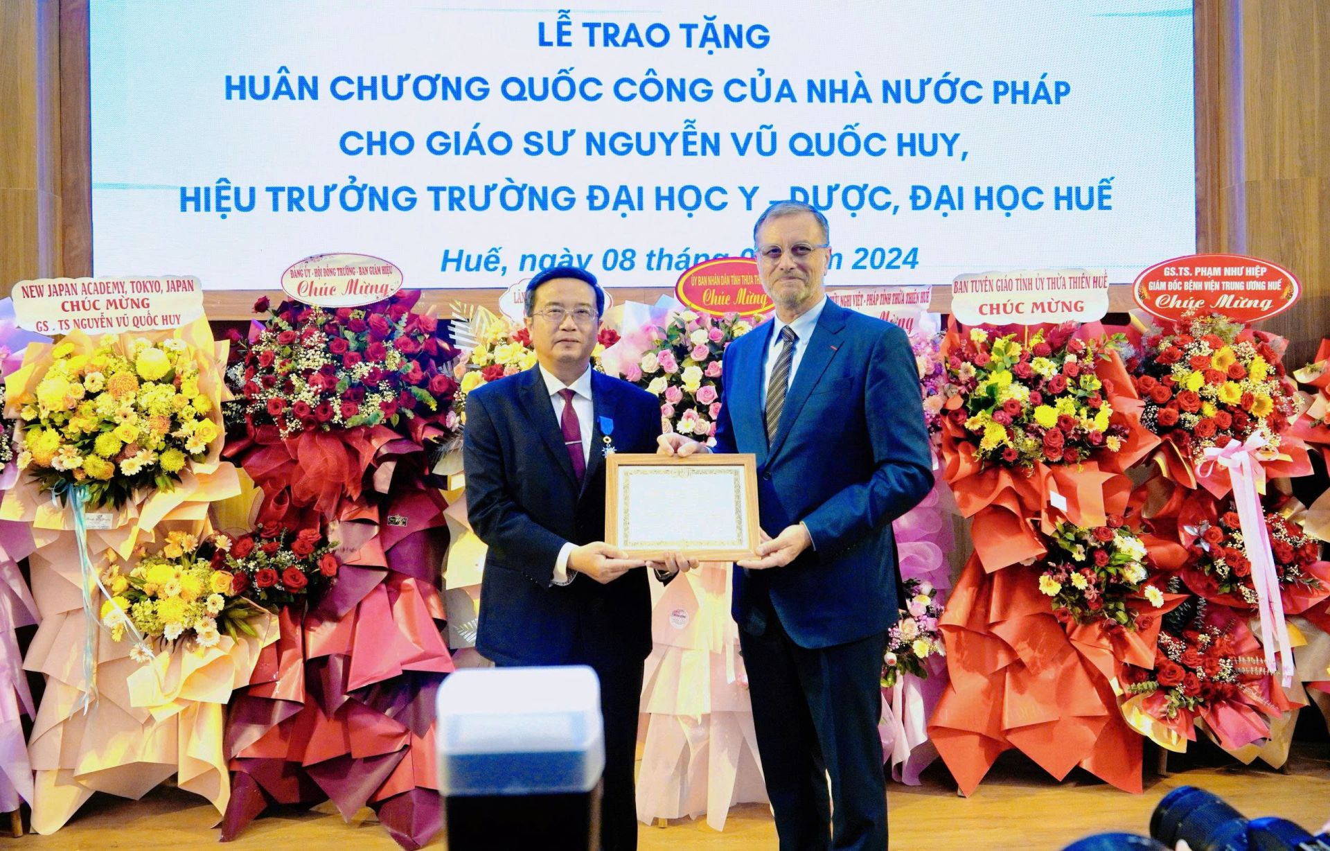 GS.TS Nguyễn Vũ Quốc Huy được trao Huân chương Quốc công của Nhà nước Pháp GS.TS Nguyễn Vũ Quốc Huy được trao Huân chương Quốc công của Nhà nước Pháp