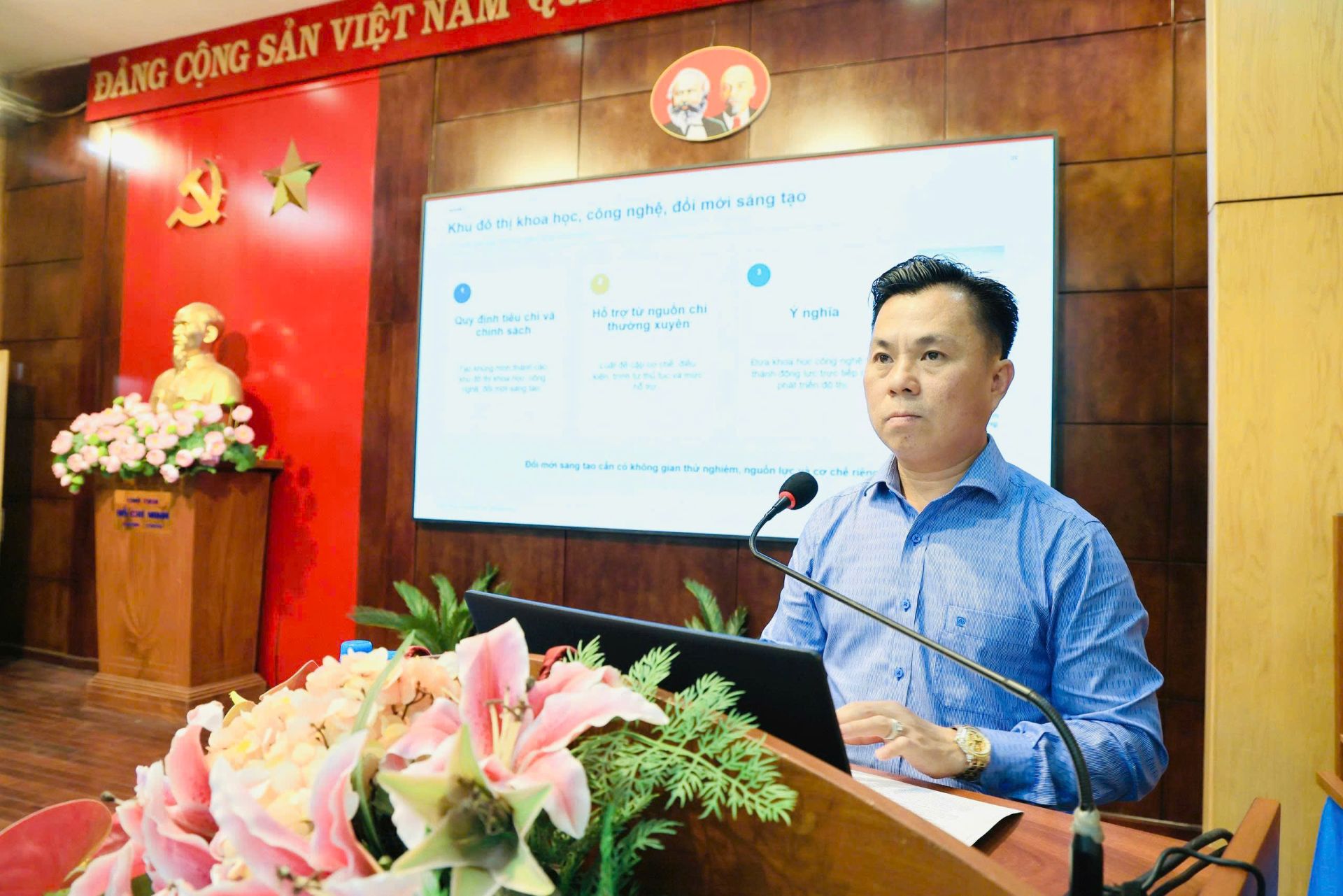 Ông Huỳnh Hữu Tốt, Trưởng phòng Phổ biến, giáo dục pháp luật, Sở Tư pháp TP.HCM, trực tiếp phổ biến Luật Phát triển đô thị tại hội nghị. Ông Huỳnh Hữu Tốt, Trưởng phòng Phổ biến, giáo dục pháp luật, Sở Tư pháp TP.HCM, trực tiếp phổ biến Luật Phát triển đô thị tại hội nghị.