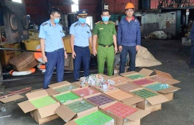Lực lượng chức năng tỉnh Đắk Lắk ti&ecirc;u hủy l&ocirc; thuốc l&aacute; điện tử kh&ocirc;ng r&otilde; nguồn gốc, xuất xứ.