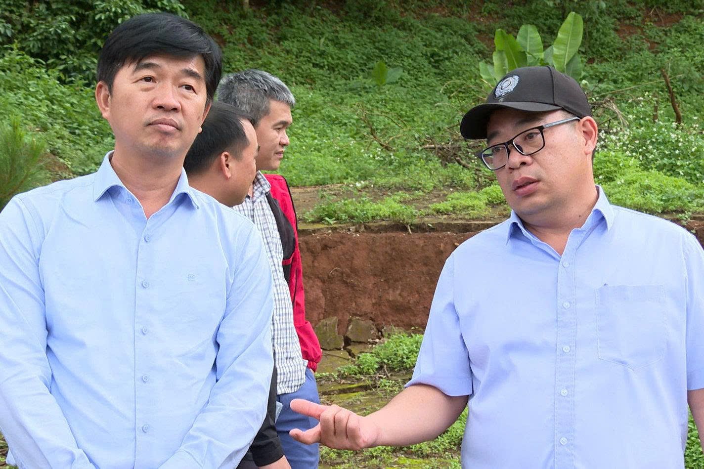 Ông Nguyễn Ngọc Phúc, Phó Chủ tịch UBND tỉnh Lâm Đồng (phải) trao đổi với ông Phan Nguyễn Hoàng Tân, Giám đốc Sở NN&MT tại hồ Đắk Long Thượng. Ông Nguyễn Ngọc Phúc, Phó Chủ tịch UBND tỉnh Lâm Đồng (phải) trao đổi với ông Phan Nguyễn Hoàng Tân, Giám đốc Sở NN&MT tại hồ Đắk Long Thượng.