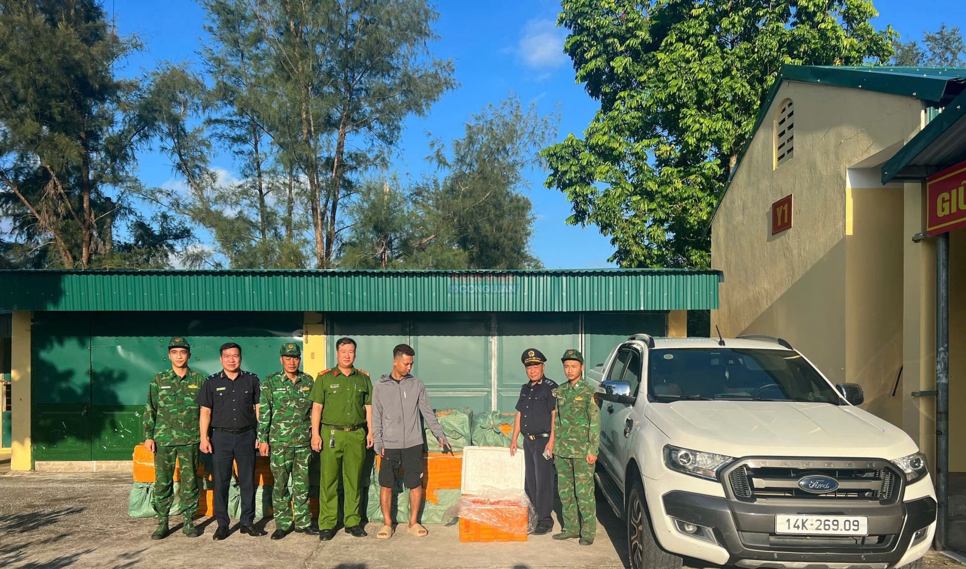 Phương tiện cùng số trứng gà non đông lạnh bị lực lượng chức năng phát hiện, đưa về Đồn Biên phòng Trà Cổ để xác minh, xử lý. Phương tiện cùng số trứng gà non đông lạnh bị lực lượng chức năng phát hiện, đưa về Đồn Biên phòng Trà Cổ để xác minh, xử lý.