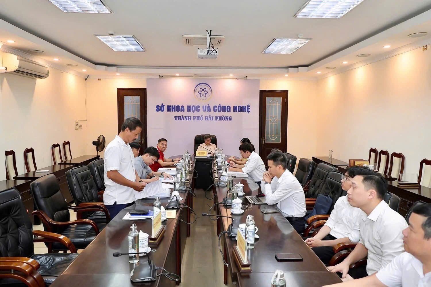 Quang cảnh buổi làm việc. Quang cảnh buổi làm việc.