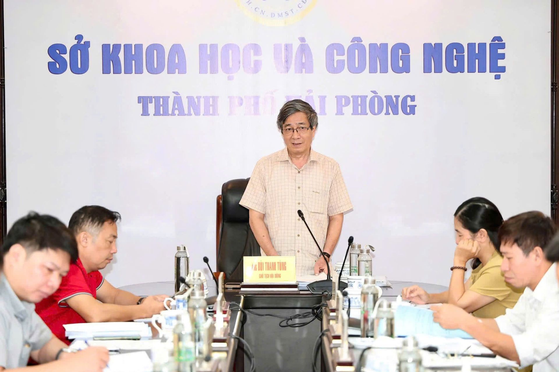 Ông Bùi Thanh Tùng, Chủ tịch Liên hiệp các Hội Khoa học và Kỹ thuật thành phố Hải Phòng làm Chủ tịch Hội đồng điều hành cuộc làm việc. Ông Bùi Thanh Tùng, Chủ tịch Liên hiệp các Hội Khoa học và Kỹ thuật thành phố Hải Phòng làm Chủ tịch Hội đồng điều hành cuộc làm việc.