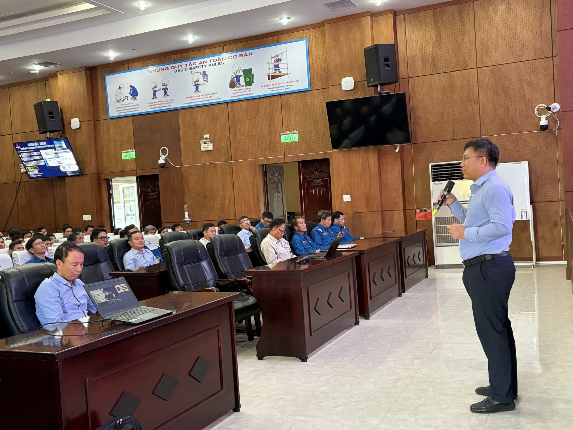 Ông Lê Hải Tuấn, Phó Giám đốc NMLD Dung Quất phát biểu tại chương trình. Ông Lê Hải Tuấn, Phó Giám đốc NMLD Dung Quất phát biểu tại chương trình.