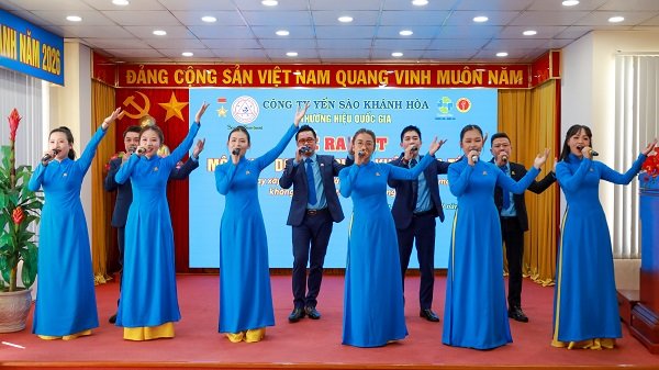 Văn nghệ ch&agrave;o mừng