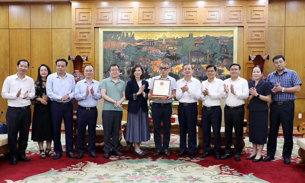 Đồng ch&iacute; Phạm Ho&agrave;ng Sơn v&agrave; c&aacute;c đại biểu chụp ảnh lưu niệm.