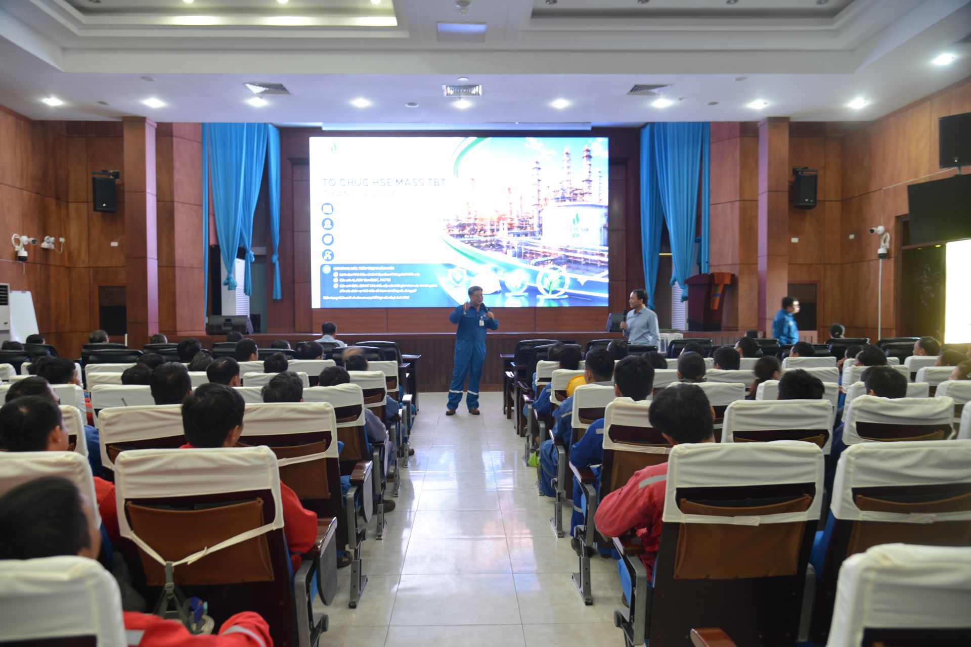 Chuyên gia tư vấn An toàn Lee Sung (đồ bảo hộ xanh, đứng giữa) chia sẻ các thông tin, kiến thức an toàn với CBCNV BSR và người lao động nhà thầu tại NMLD Dung Quất. Chuyên gia tư vấn An toàn Lee Sung (đồ bảo hộ xanh, đứng giữa) chia sẻ các thông tin, kiến thức an toàn với CBCNV BSR và người lao động nhà thầu tại NMLD Dung Quất.