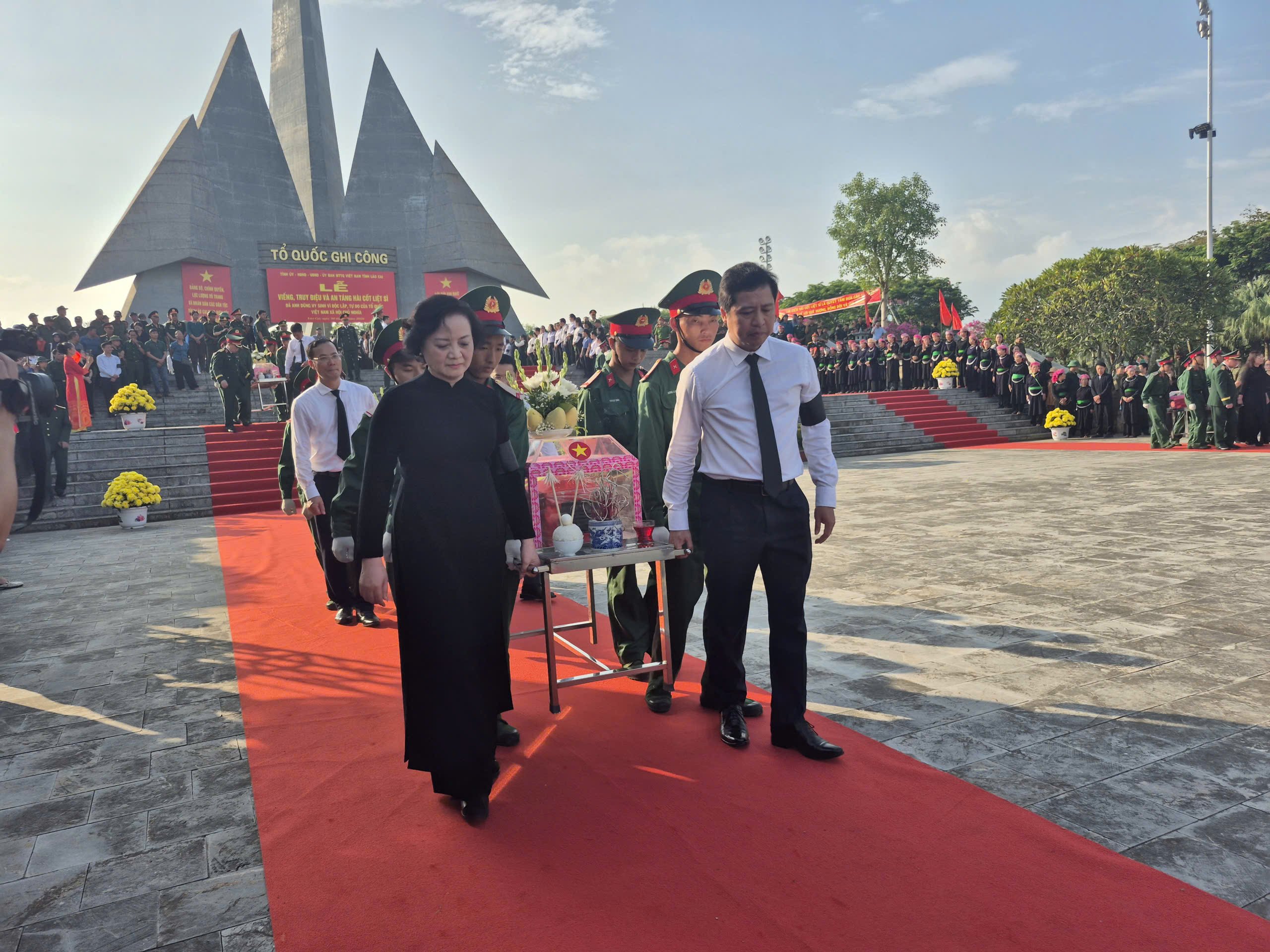 Phó Thủ tướng Phạm Thị Thanh Trà và Bí thư Tỉnh ủy Lào Cai Dương Quốc Huy di chuyển hài cốt liệt sĩ đến nơi an táng Phó Thủ tướng Phạm Thị Thanh Trà và Bí thư Tỉnh ủy Lào Cai Dương Quốc Huy di chuyển hài cốt liệt sĩ đến nơi an táng
