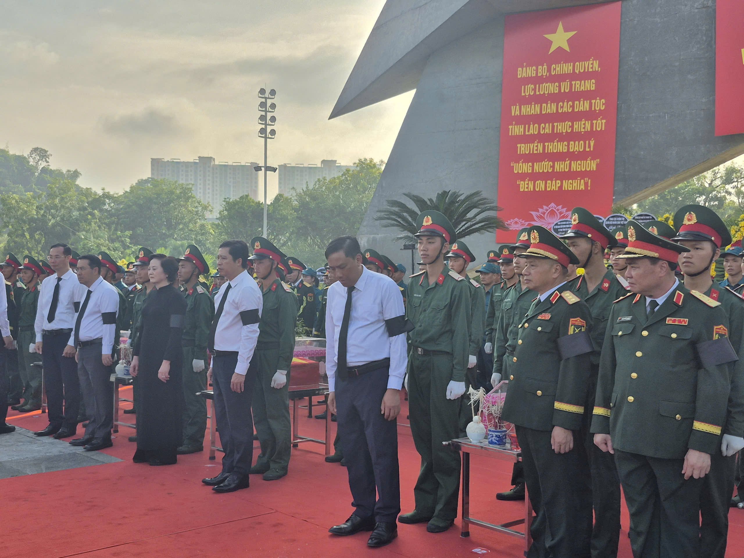 Phó Thủ tướng Chính phủ Phạm Thị Thanh Trà cùng các đại biểu thực hiện nghi thức tưởng niệm các anh hùng liệt sĩ. Phó Thủ tướng Chính phủ Phạm Thị Thanh Trà cùng các đại biểu thực hiện nghi thức tưởng niệm các anh hùng liệt sĩ.