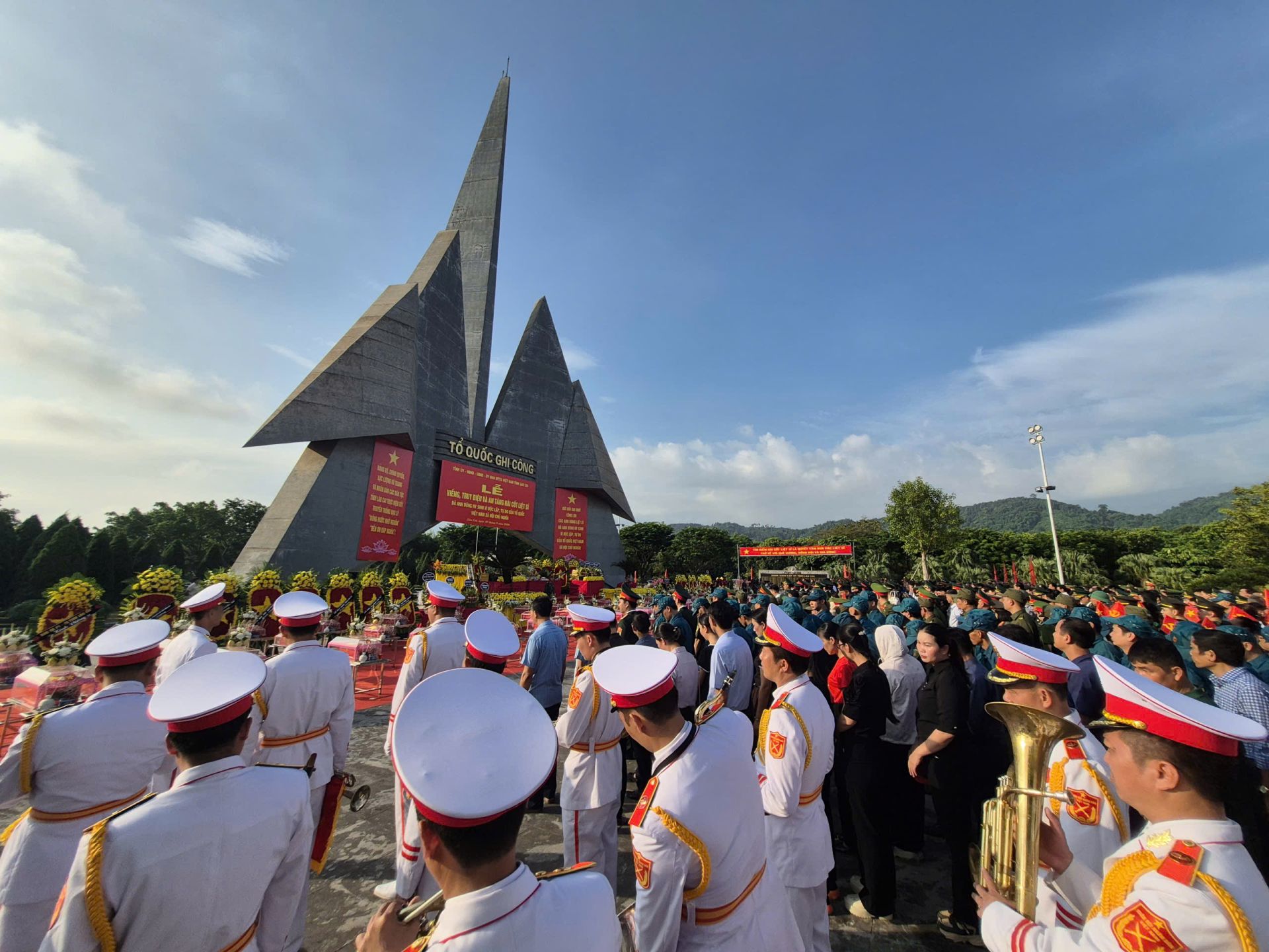 Thân nhân liệt sĩ xúc động trong ngày người thân trở về sau nhiều năm chờ đợi. Thân nhân liệt sĩ xúc động trong ngày người thân trở về sau nhiều năm chờ đợi.