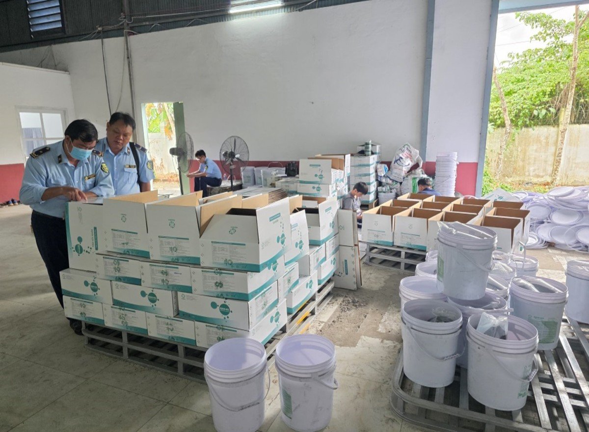 Lực lượng QLTT tỉnh Vĩnh Long kiểm tra h&agrave;ng h&oacute;a trong kho h&agrave;ng.