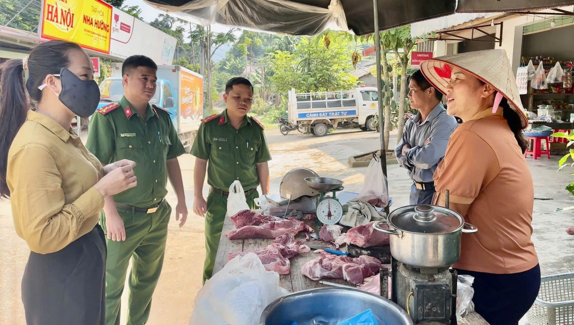Lực lượng chức năng Công an xã Yên Nguyên đã chủ động phối hợp với Phòng Kinh tế, Trung tâm Dịch vụ công và các lực lượng chức năng tham gia Đội kiể Lực lượng chức năng Công an xã Yên Nguyên đã chủ động phối hợp với Phòng Kinh tế, Trung tâm Dịch vụ công và các lực lượng chức năng tham gia Đội kiể
