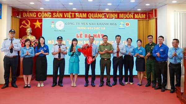 L&atilde;nh đạo C&ocirc;ng ty Yến s&agrave;o v&agrave; C&ocirc;ng an tỉnh Kh&aacute;nh H&ograve;a tặng hoa Ban Chỉ đạo