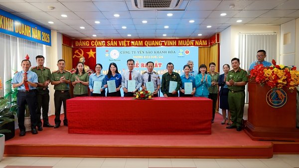 Ra mắt c&aacute;c vị l&atilde;nh đạo C&ocirc;ng ty Yến s&agrave;o v&agrave; C&ocirc;ng an tỉnh Kh&aacute;nh H&ograve;a trong Ban chỉ đạo m&ocirc; h&igrave;nh doanh nghiệp kh&ocirc;ng ma t&uacute;y