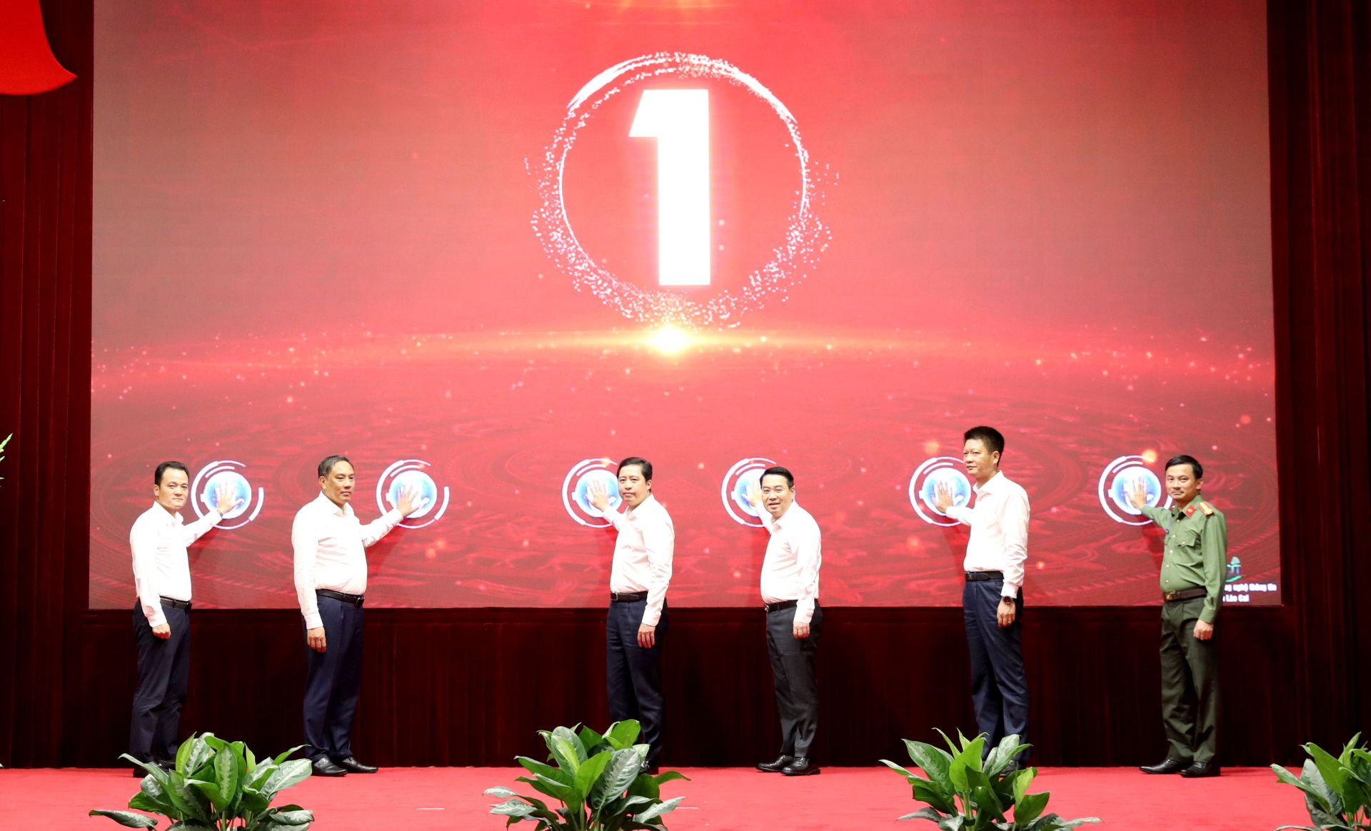 Đồng ch&iacute; B&iacute; thư Tỉnh ủy Dương Quốc Huy v&agrave; c&aacute;c đồng ch&iacute; Thường trực Tỉnh ủy; l&atilde;nh đạo UBND tỉnh v&agrave; l&atilde;nh đạo C&ocirc;ng an tỉnh thực hiện nghi thức bấm n&uacute;t ra mắt nền tảng Ch&iacute;nh quyền số tỉnh L&agrave;o Cai (eGov)