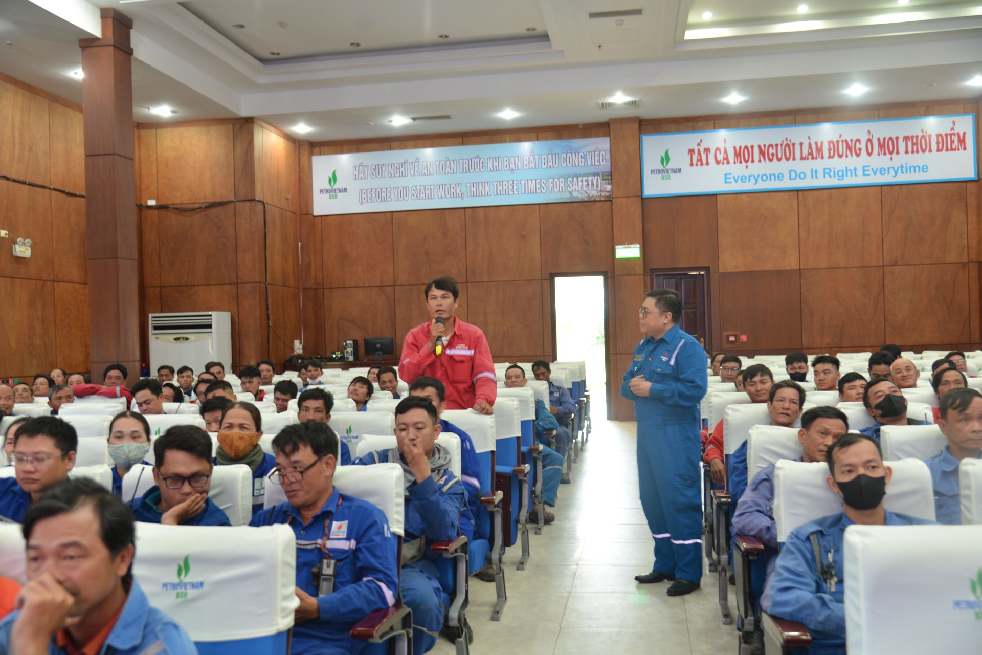 Các nhà thầu tham gia đóng góp các ý kiến xây dựng văn hóa an toàn tại NMLD Dung Quất Các nhà thầu tham gia đóng góp các ý kiến xây dựng văn hóa an toàn tại NMLD Dung Quất