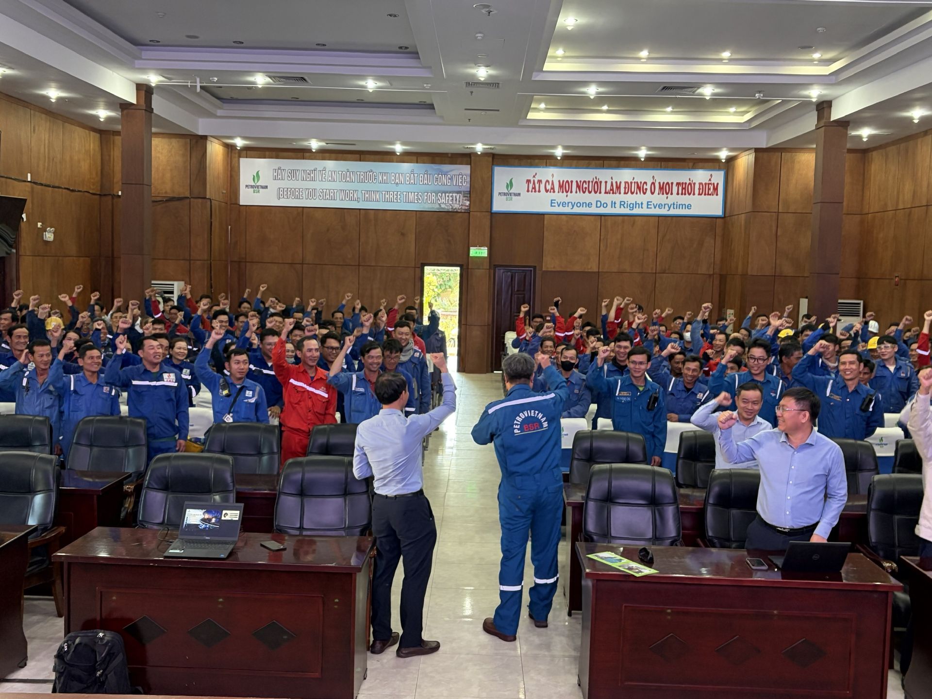 Tập thể người lao động BSR và nhà thầu cùng thể hiện quyết tâm giữ vững an toàn trong quá trình làm việc tại NMLD Dung Quất. Tập thể người lao động BSR và nhà thầu cùng thể hiện quyết tâm giữ vững an toàn trong quá trình làm việc tại NMLD Dung Quất.
