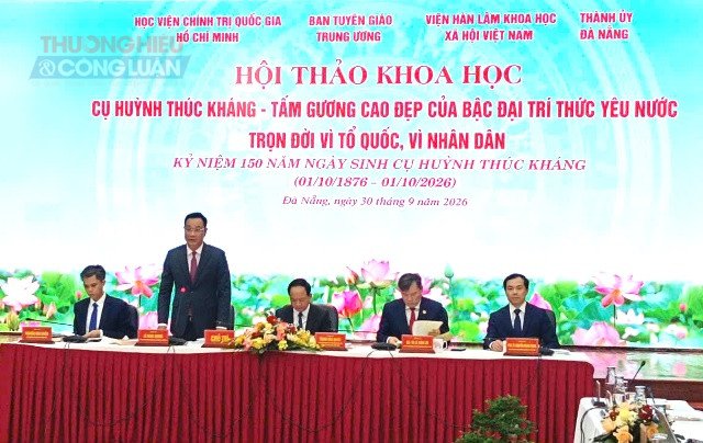 Hội thảo khoa học &ldquo;Cụ Huỳnh Th&uacute;c Kh&aacute;ng - Tấm gương cao đẹp của bậc đại tr&iacute; thức y&ecirc;u nước, trọn đời v&igrave; Tổ quốc, v&igrave; nh&acirc;n d&acirc;n&rdquo; dưới sự chủ tr&igrave; của c&aacute;c &ocirc;ng: Ủy vi&ecirc;n Bộ Ch&iacute;nh trị, B&iacute; thư Trung ương Đảng, Trưởng ban Tuy&ecirc;n gi&aacute;o Trung ương Trịnh Văn Quyết; Ủy vi&ecirc;n Trung ương Đảng, Chủ tịch Viện H&agrave;n l&acirc;m Khoa học x&atilde; hội Việt Nam L&ecirc; Văn Lợi; Ủy vi&ecirc;n Trung ương Đảng, B&iacute; thư Th&agrave;nh ủy, Trưởng đo&agrave;n Đại biểu Quốc hội th&agrave;nh phố Đ&agrave; Nẵng L&ecirc; Ngọc Quang; Ph&oacute; Trưởng ban Tuy&ecirc;n gi&aacute;o Trung ương Nguyễn Văn Chiến; Ph&oacute; Gi&aacute;m đốc Học viện Ch&iacute;nh trị quốc gia Hồ Ch&iacute; Minh Nguyễn Mạnh H&ugrave;ng.