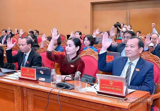 Đại biểu giơ tay thông qua Nghị quyết. Đại biểu giơ tay thông qua Nghị quyết.