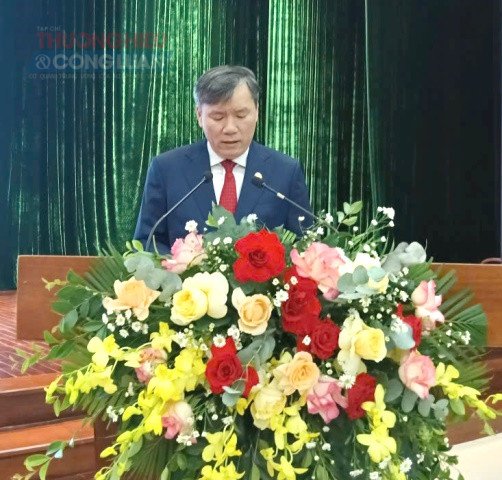 Ủy vi&ecirc;n Trung ương Đảng, Chủ tịch Viện H&agrave;n l&acirc;m Khoa học x&atilde; hội Việt Nam L&ecirc; Văn Lợi b&aacute;o c&aacute;o đề dẫn tại Hội thảo.