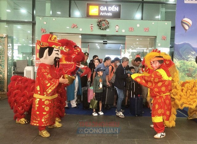 Chính sách hỗ trợ thu hút khách du lịch quốc tế qua các chuyến bay charter đến Cảng hàng không Phù Cát sẽ giúp Gia Lai cải thiện lượng, gia tăng lượng khách quốc tế… Trong ảnh: Du khách tại Cổng chính Cảng Hàng không Phù Cát. Chính sách hỗ trợ thu hút khách du lịch quốc tế qua các chuyến bay charter đến Cảng hàng không Phù Cát sẽ giúp Gia Lai cải thiện lượng, gia tăng lượng khách quốc tế… Trong ảnh: Du khách tại Cổng chính Cảng Hàng không Phù Cát.