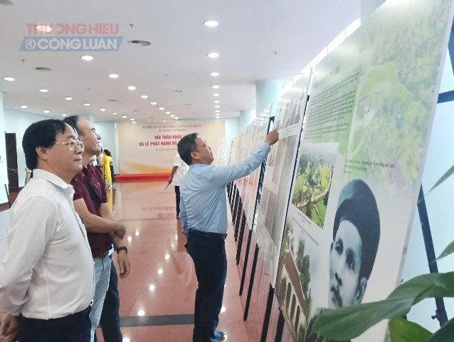 C&aacute;c đại biểu xem triển l&atilde;m tư liệu, h&igrave;nh ảnh về cụ Huỳnh Th&uacute;c Kh&aacute;ng.