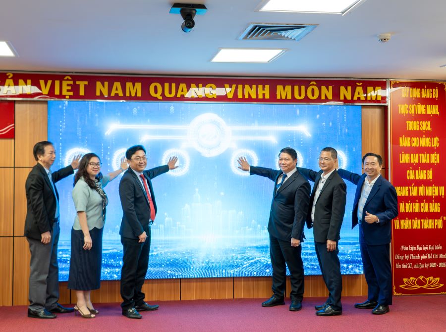 Các đại biểu thực hiện nghi thức ra mắt nền tảng triển lãm số Các đại biểu thực hiện nghi thức ra mắt nền tảng triển lãm số