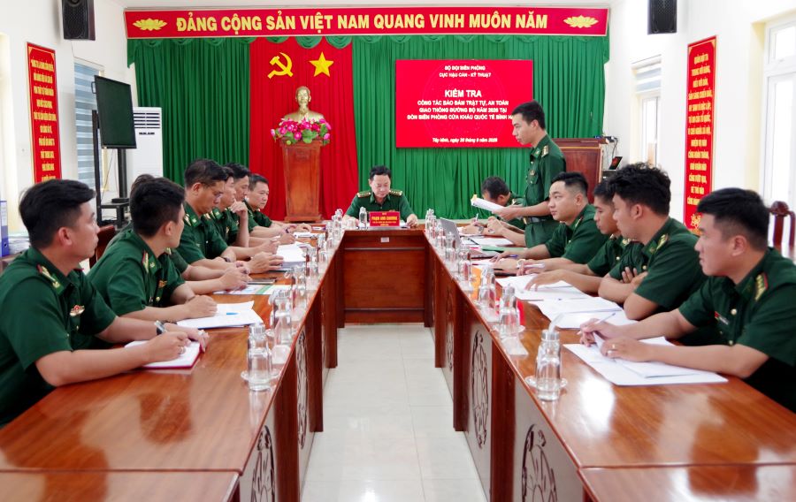 Đo&agrave;n c&ocirc;ng t&aacute;c kiểm tra tại Đồn Bi&ecirc;n ph&ograve;ng Cửa khẩu quốc tế B&igrave;nh Hiệp