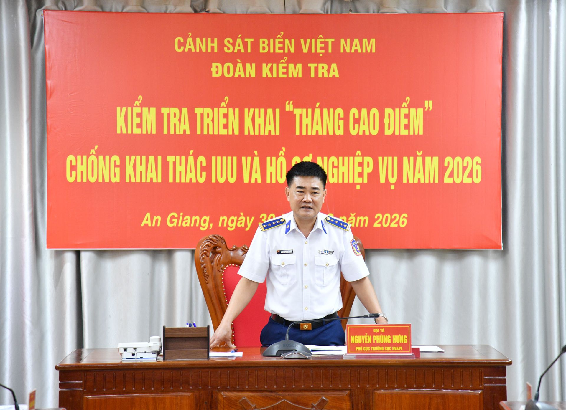 Đại tá Nguyễn Phùng Hưng - Phó Cục trưởng, Cục Nghiệp vụ và Pháp luật Cảnh sát biển Việt Nam phát biểu kết luận kiểm tra. Đại tá Nguyễn Phùng Hưng - Phó Cục trưởng, Cục Nghiệp vụ và Pháp luật Cảnh sát biển Việt Nam phát biểu kết luận kiểm tra.