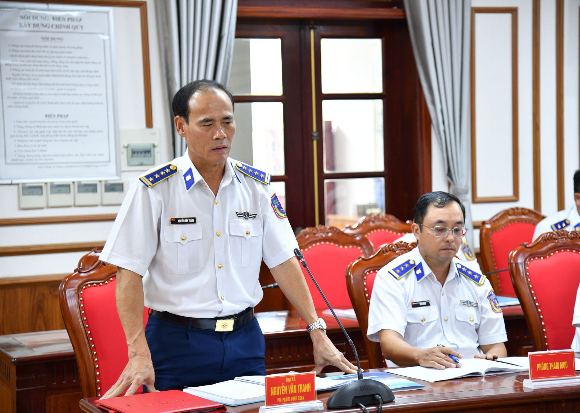 Đại tá Nguyễn Văn Tranh - Phó Tư lệnh Pháp luật Bộ Tư lệnh Vùng Cảnh sát biển 4 phát biểu tại Hội nghị. Đại tá Nguyễn Văn Tranh - Phó Tư lệnh Pháp luật Bộ Tư lệnh Vùng Cảnh sát biển 4 phát biểu tại Hội nghị.