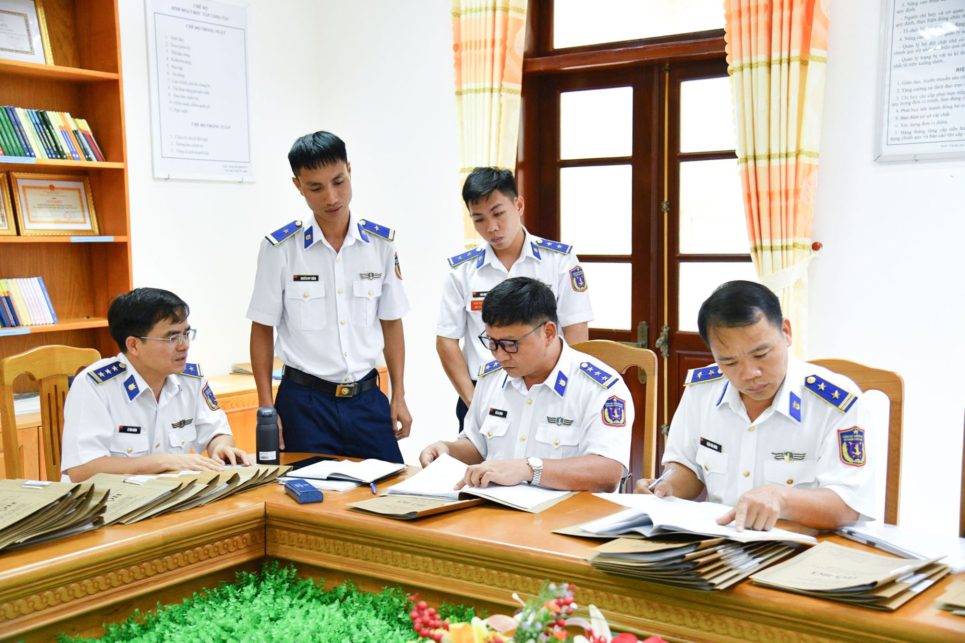 Đoàn công tác kiểm tra sổ sách, hồ sơ nghiệp vụ. Đoàn công tác kiểm tra sổ sách, hồ sơ nghiệp vụ.