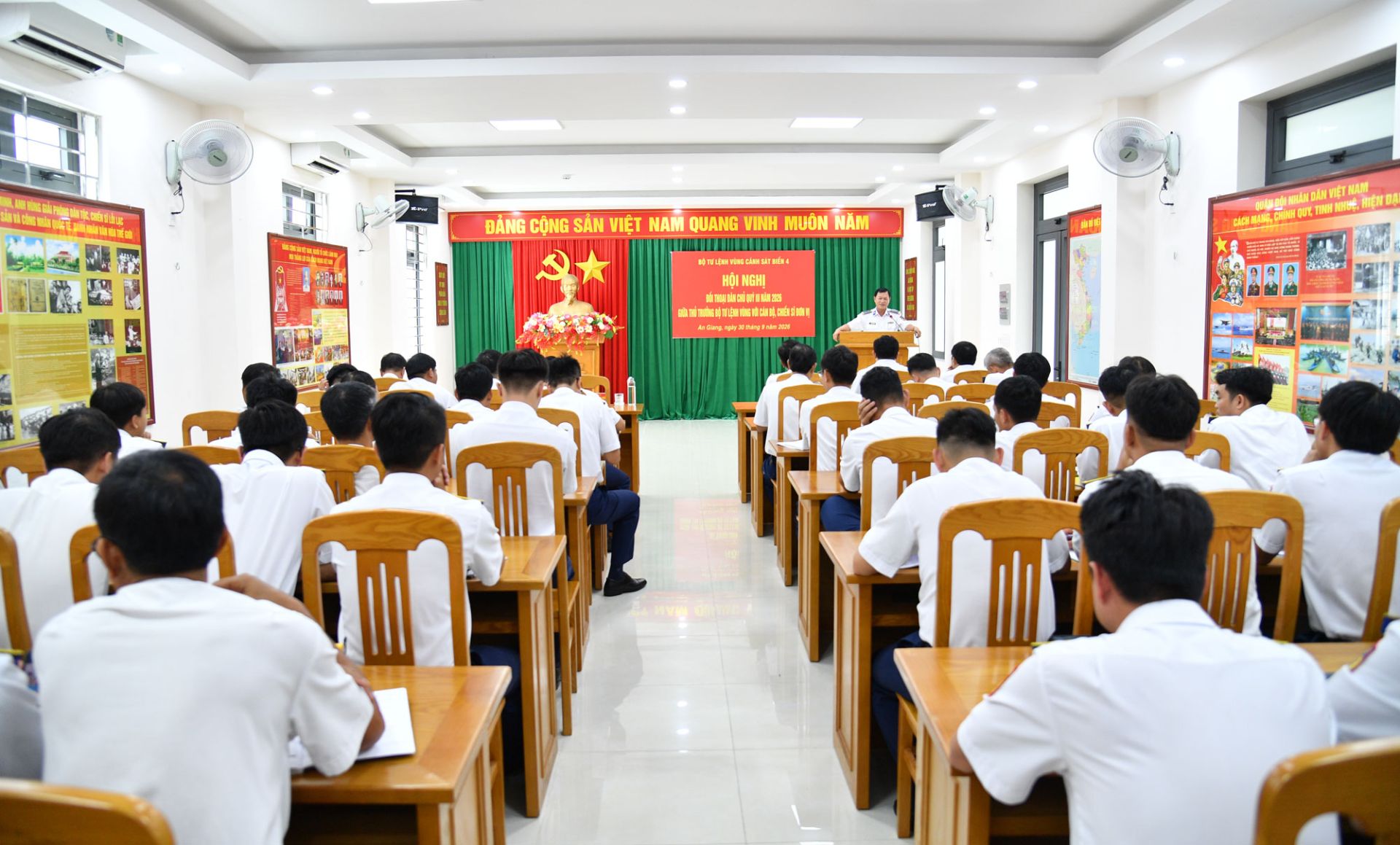 Quang cảnh Hội nghị đối thoại dân chủ giữa Thủ trưởng Bộ Tư lệnh Vùng với cán bộ, chiến sĩ. Quang cảnh Hội nghị đối thoại dân chủ giữa Thủ trưởng Bộ Tư lệnh Vùng với cán bộ, chiến sĩ.