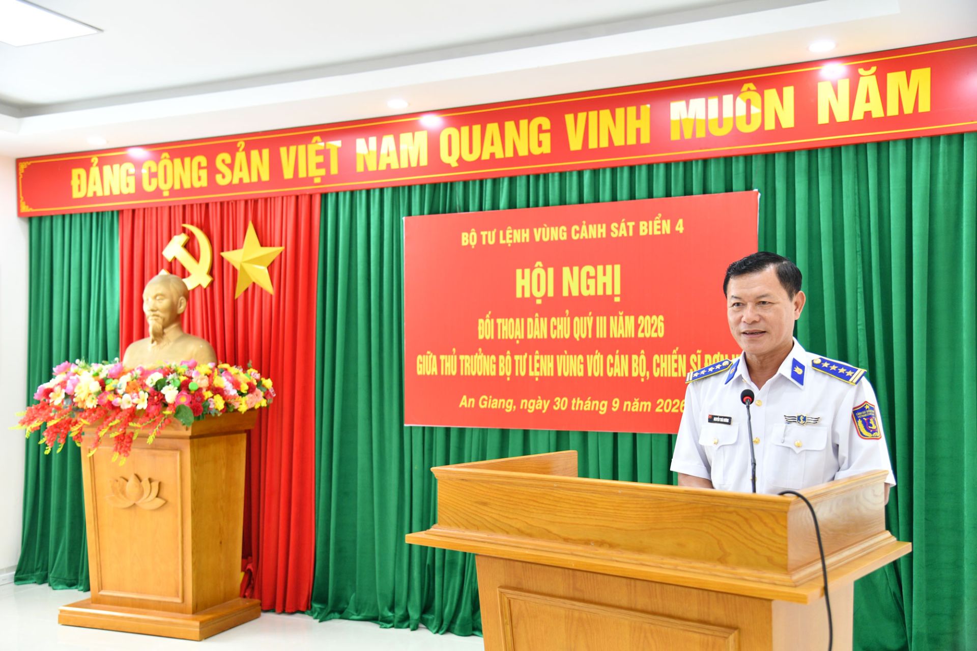 Đại tá Nguyễn Thái Dương - Ủy viên Ban Thường vụ Đảng ủy, Phó Chính ủy Bộ Tư lệnh Vùng Cảnh sát biển 4 chủ trì Hội nghị. Đại tá Nguyễn Thái Dương - Ủy viên Ban Thường vụ Đảng ủy, Phó Chính ủy Bộ Tư lệnh Vùng Cảnh sát biển 4 chủ trì Hội nghị.
