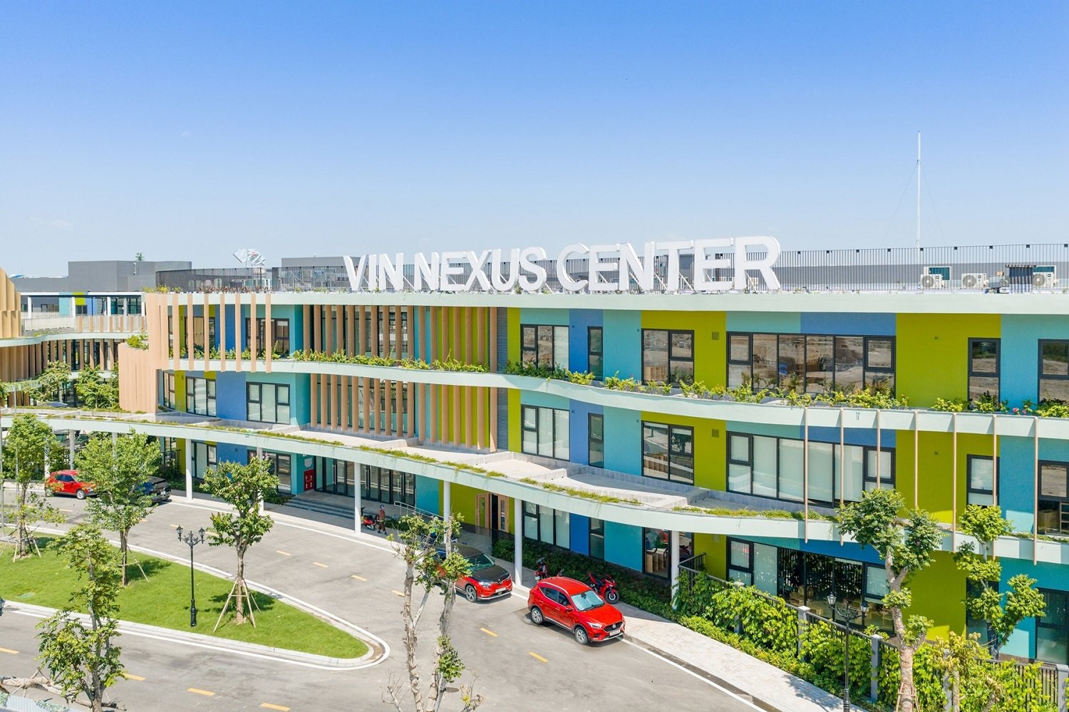 Trường Gi&aacute;o dục đặc biệt Vin Nexus Center được khởi c&ocirc;ng x&acirc;y dựng v&agrave; ch&iacute;nh thức đ&oacute;n học sinh trong thời gian thần tốc - chưa đầy 12 th&aacute;ng. Trong khoảng thời gian cực ngắn, từ khu đất trống, ng&ocirc;i trường hạnh ph&uacute;c h&igrave;nh tr&aacute;i tim, rộng 1,6 ha đ&atilde; hiện l&ecirc;n với gam m&agrave;u xanh dịu giữa l&ograve;ng khu đ&ocirc; thị Vinhomes Ocean Park 3 (Hưng Y&ecirc;n). Trường hoạt động theo h&igrave;nh thức phi lợi nhuận, c&aacute;c chương tr&igrave;nh học theo chuẩn quốc tế d&agrave;nh cho trẻ phổ tự kỷ, ADHD, rối loạn học tập.