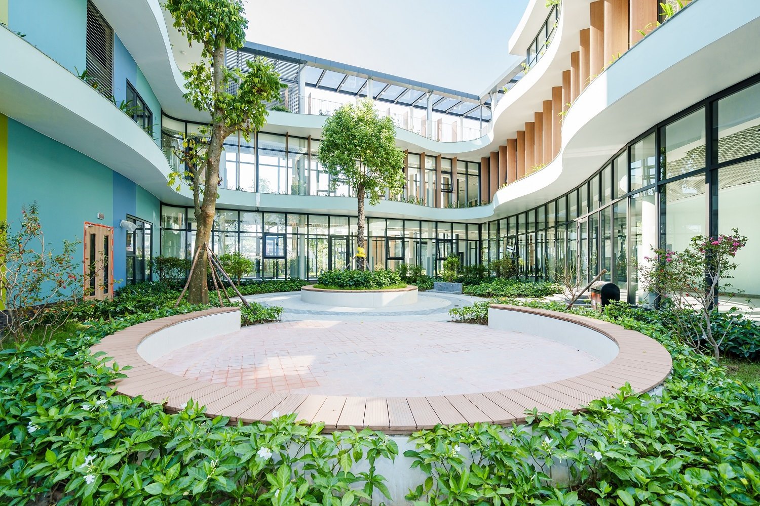 Bước qua cổng Vin Nexus Center, điều dễ nhận thấy l&agrave; từ h&agrave;nh lang, lớp học đến những khoảng sinh hoạt chung đều kho&aacute;c l&ecirc;n m&igrave;nh một bảng m&agrave;u nhạt, ấm v&agrave; dịu, thay cho c&aacute;c gam m&agrave;u mạnh thường thấy ở trường học th&ocirc;ng thường. Sự &ldquo;lạ&rdquo; ấy kh&ocirc;ng bắt đầu từ mong muốn tạo ra một ng&ocirc;i trường đẹp, m&agrave; từ một c&acirc;u hỏi thực tế: &ldquo;L&agrave;m thế n&agrave;o để kh&ocirc;ng gian kh&ocirc;ng trở th&agrave;nh một nguồn g&acirc;y qu&aacute; tải gi&aacute;c quan cho trẻ?&rdquo;, ThS gi&aacute;o dục Nguyễn Ngọc Minh, Ph&oacute; Tổng gi&aacute;m đốc Khối Học thuật Vinschool, Gi&aacute;m đốc dự &aacute;n Vin Nexus Center chia sẻ.