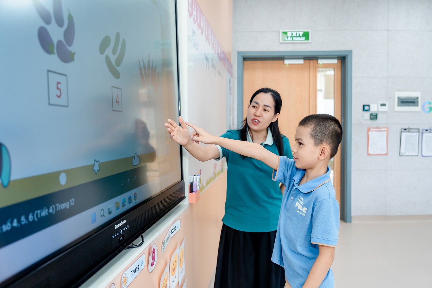 Những cột tr&ograve;n thay cho g&oacute;c vu&ocirc;ng, c&aacute;c mảng tường được bo mềm, một số khu vực c&oacute; lớp đệm cao đến khoảng 2 m; ngay cả những chi tiết tưởng như rất nhỏ cũng được t&iacute;nh đến từ g&oacute;c nh&igrave;n của một đứa trẻ. &ldquo;Với học sinh c&oacute; nhu cầu gi&aacute;o dục đặc biệt, an to&agrave;n l&agrave; điểm bắt đầu của việc học&rdquo;, c&ocirc; &nbsp;Minh n&oacute;i, đồng thời nhấn mạnh kh&ocirc;ng gian cần dễ hiểu, dễ dự đo&aacute;n v&agrave; c&oacute; thể điều chỉnh theo từng nhu cầu.