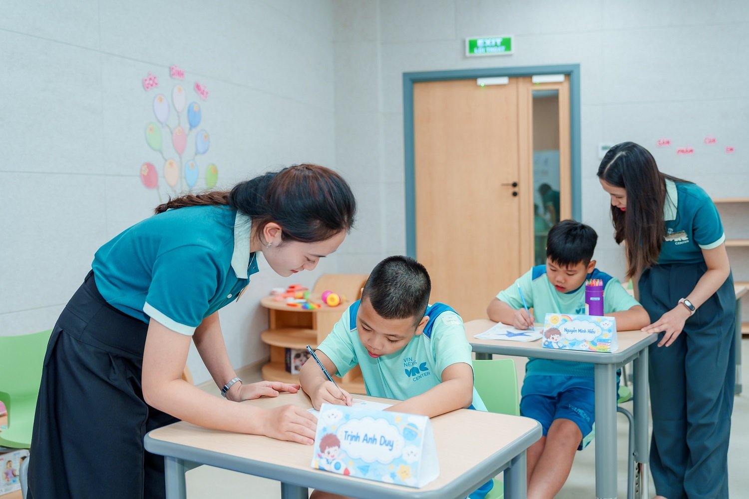 C&aacute;c lớp học tại Vin Nexus Center được duy tr&igrave; với quy m&ocirc; nhỏ từ 8-12 học sinh với 2-3 c&ocirc; gi&aacute;o. Mỗi học sinh c&oacute; một "Spiky Profile" - hồ sơ năng lực đa điểm. Mỗi em c&oacute; một kế hoạch gi&aacute;o dục c&aacute; nh&acirc;n với mục ti&ecirc;u về học thuật, giao tiếp, h&agrave;nh vi, kỹ năng th&iacute;ch ứng.