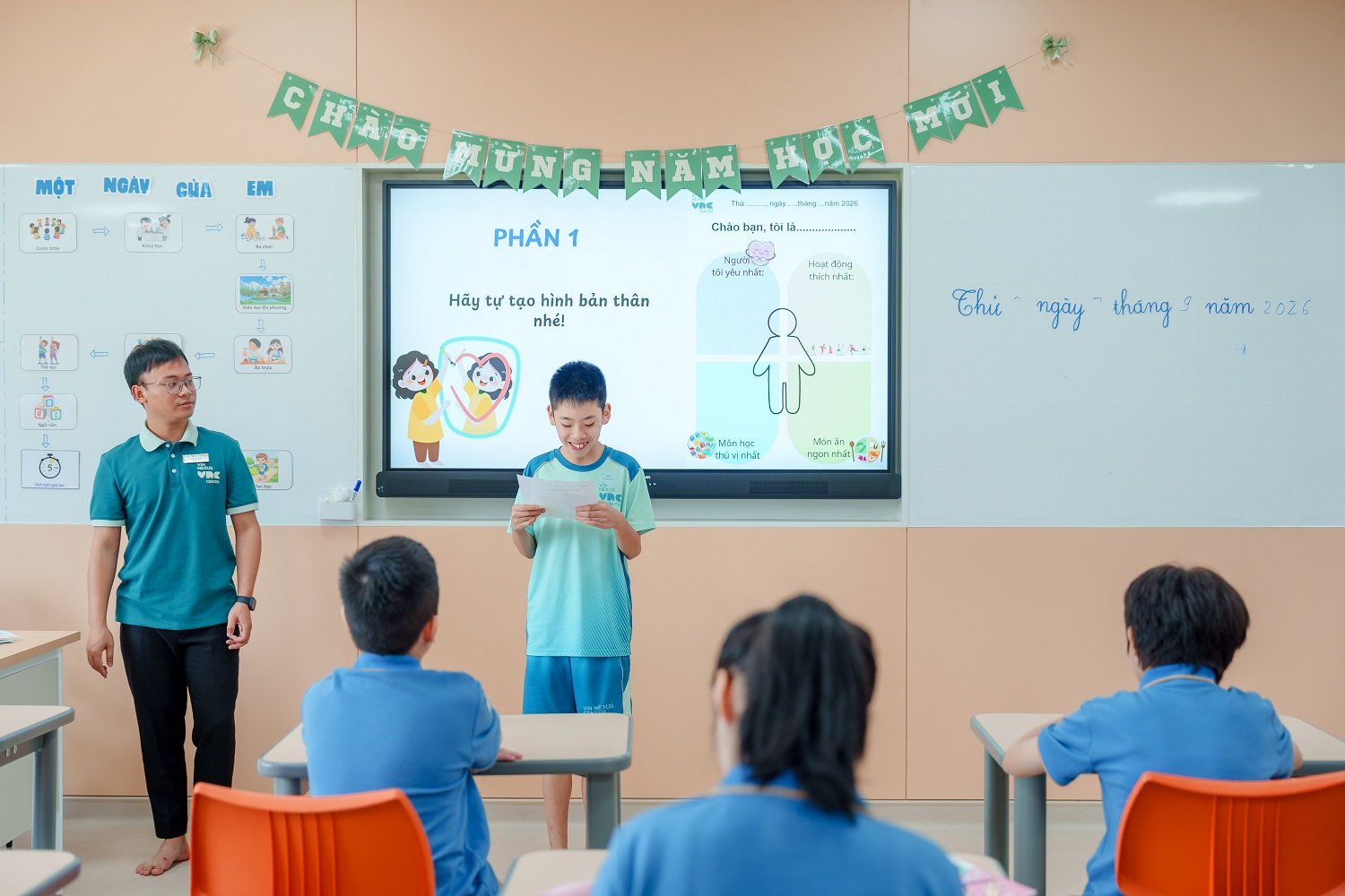 B&agrave;n ghế trong lớp cũng được sắp xếp linh hoạt cho hoạt động cả lớp, nh&oacute;m nhỏ hoặc tương t&aacute;c một-một, thay v&igrave; cố định theo một kiểu bố tr&iacute; duy nhất. Đại diện VNC cho rằng, &ldquo;một kh&ocirc;ng gian tốt phải biết thay đổi theo c&aacute;ch học của trẻ&rdquo;, để gi&aacute;o vi&ecirc;n c&oacute; thể giảm bớt k&iacute;ch th&iacute;ch kh&ocirc;ng cần thiết v&agrave; tập trung v&agrave;o từng mục ti&ecirc;u ph&aacute;t triển.