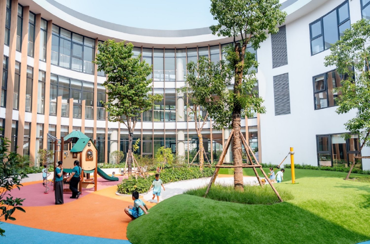 Giữa những khu vực học tập v&agrave; vận động l&agrave; c&aacute;c khoảng nghỉ nhỏ, g&oacute;c ri&ecirc;ng v&agrave; ph&ograve;ng y&ecirc;n tĩnh với ghế mềm, &aacute;nh s&aacute;ng c&oacute; thể điều chỉnh, c&acirc;y xanh v&agrave; &iacute;t k&iacute;ch th&iacute;ch thị gi&aacute;c. &ldquo;C&oacute; những l&uacute;c trẻ kh&ocirc;ng cần được y&ecirc;u cầu l&agrave;m th&ecirc;m một việc, m&agrave; cần một nơi để lấy lại c&acirc;n bằng&rdquo;, một gi&aacute;o vi&ecirc;n tại Vin Nexus Center chia sẻ, giải th&iacute;ch v&igrave; sao những khoảng tưởng như &ldquo;trống&rdquo; lại được d&agrave;nh một vị tr&iacute; ri&ecirc;ng trong thiết kế trường.