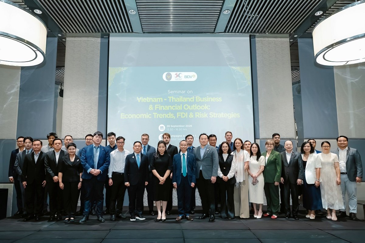 Đại diện BIDV v&agrave; Đại diện L&atilde;nh sự qu&aacute;n Th&aacute;i Lan tại Th&agrave;nh phố Hồ Ch&iacute; Minh, L&atilde;nh sự qu&aacute;n c&aacute;c nước, v&agrave; l&atilde;nh đạo của c&aacute;c Hiệp hội doanh nghiệp, doanh nghiệp c&aacute;c nước tại Hội thảo