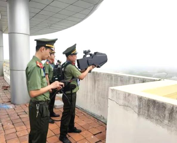 Lực lượng C&ocirc;ng an d&ugrave;ng thiết bị &aacute;p chế xử l&yacute; flycam x&acirc;m phạm h&agrave;nh lang an to&agrave;n bay.