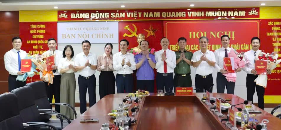 Lãnh đạo Ban Nội chính Thành ủy Quảng Ninh và các cơ quan, đơn vị liên quan tặng hoa, chúc mừng các cán bộ biệt phái đến công tác tại Ban Nội chính Thành ủy Lãnh đạo Ban Nội chính Thành ủy Quảng Ninh và các cơ quan, đơn vị liên quan tặng hoa, chúc mừng các cán bộ biệt phái đến công tác tại Ban Nội chính Thành ủy
